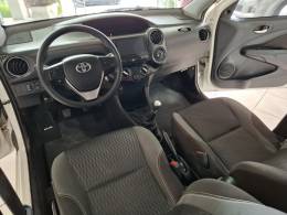 TOYOTA - ETIOS - 2020/2021 - Branca - R$ 68.900,00