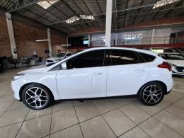 FORD - FOCUS - 2015/2016 - Branca - R$ 66.900,00