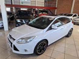 FORD - FOCUS - 2014/2015 - Branca - R$ 64.900,00