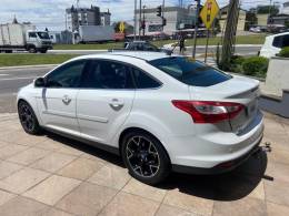 FORD - FOCUS - 2013/2014 - Branca - R$ 56.900,00