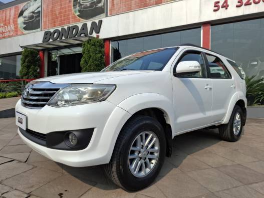 TOYOTA - HILUX SW4 - 2013/2013 - Branca - R$ 99.800,00