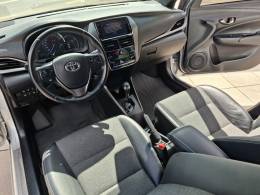 TOYOTA - YARIS - 2022/2023 - Prata - R$ 92.900,00