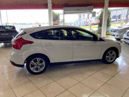 FORD - FOCUS - 2014/2015 - Branca - R$ 56.900,00