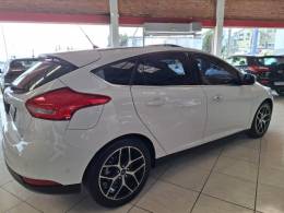 FORD - FOCUS - 2015/2016 - Branca - R$ 66.900,00