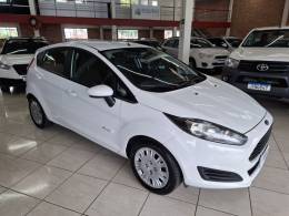 FORD - FIESTA - 2015/2016 - Branca - R$ 48.900,00