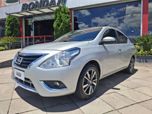 NISSAN - VERSA - 2017/2018 - Prata - R$ 64.900,00