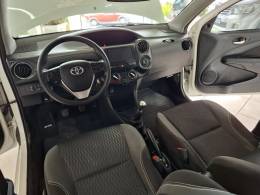 TOYOTA - ETIOS - 2020/2021 - Branca - R$ 68.900,00