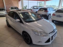 FORD - FOCUS - 2014/2015 - Branca - R$ 64.900,00