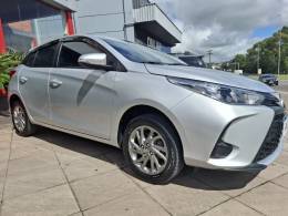 TOYOTA - YARIS - 2022/2023 - Prata - R$ 92.900,00