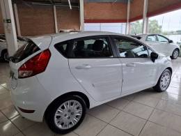 FORD - FIESTA - 2015/2016 - Branca - R$ 48.900,00