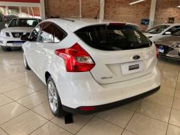 FORD - FOCUS - 2014/2015 - Branca - R$ 56.900,00