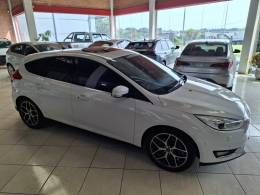 FORD - FOCUS - 2015/2016 - Branca - R$ 66.900,00