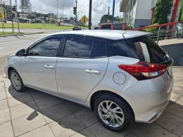 TOYOTA - YARIS - 2022/2023 - Prata - R$ 92.900,00