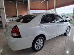 TOYOTA - ETIOS - 2020/2021 - Branca - R$ 68.900,00