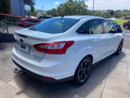 FORD - FOCUS - 2013/2014 - Branca - R$ 56.900,00