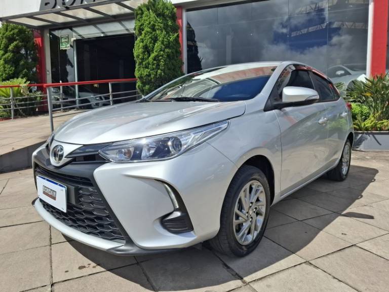 TOYOTA - YARIS - 2022/2023 - Prata - R$ 92.900,00