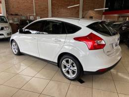 FORD - FOCUS - 2014/2015 - Branca - R$ 56.900,00