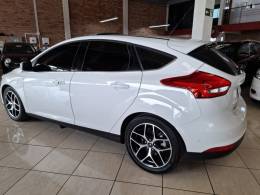 FORD - FOCUS - 2015/2016 - Branca - R$ 66.900,00